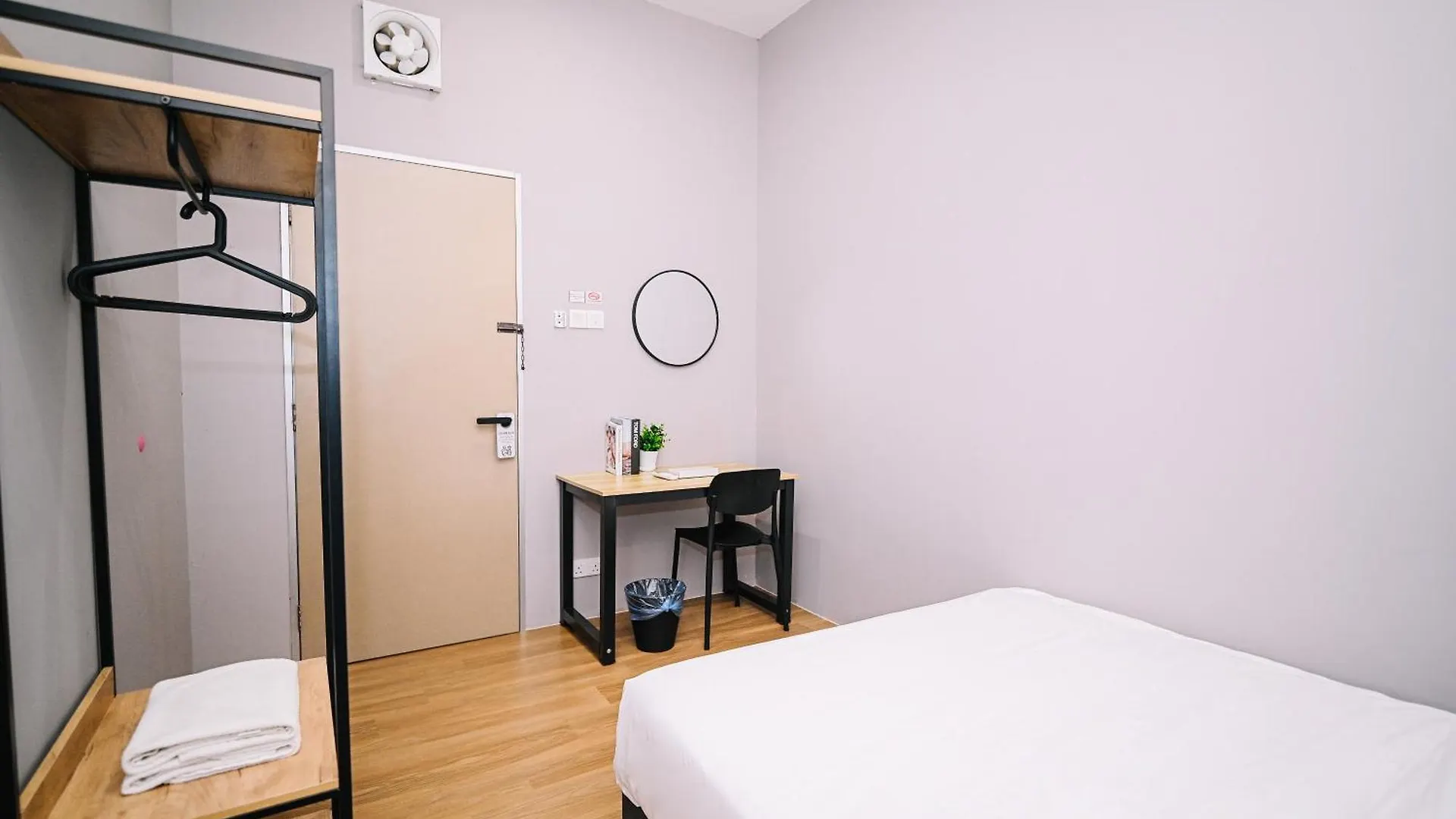 Swing & Pillows - 87 Chulia St, Georgetown Penang מלון